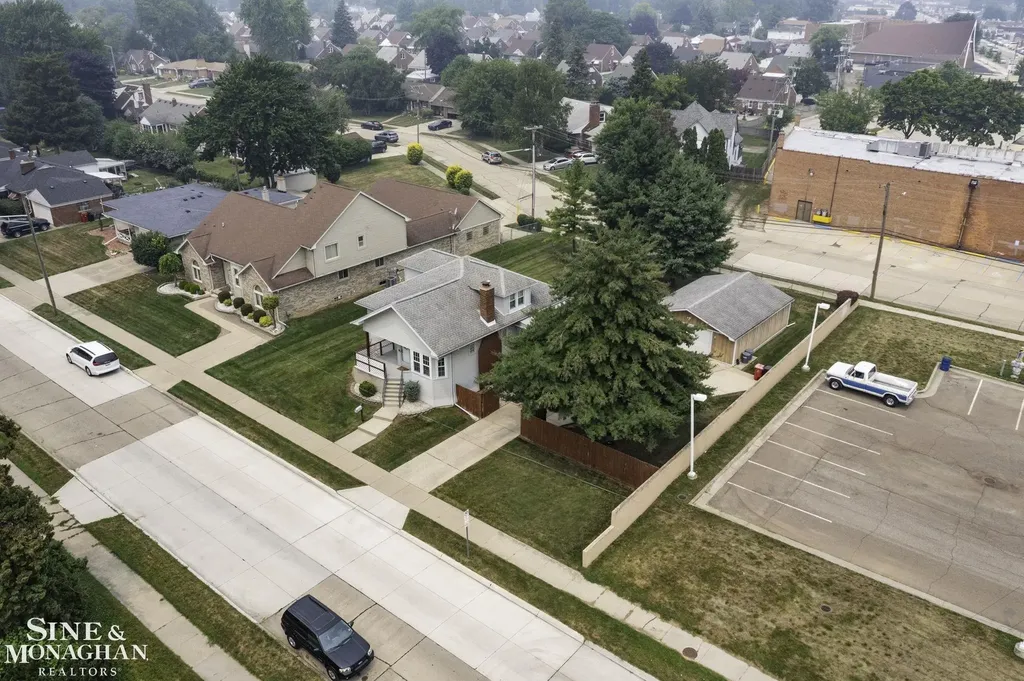 18083 Elizabeth Street Roseville City MI 48066