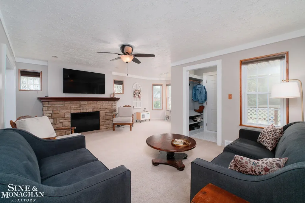 18083 Elizabeth Street Roseville City MI 48066