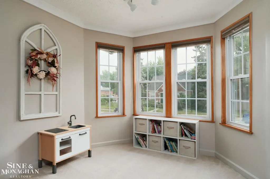 18083 Elizabeth Street Roseville City MI 48066
