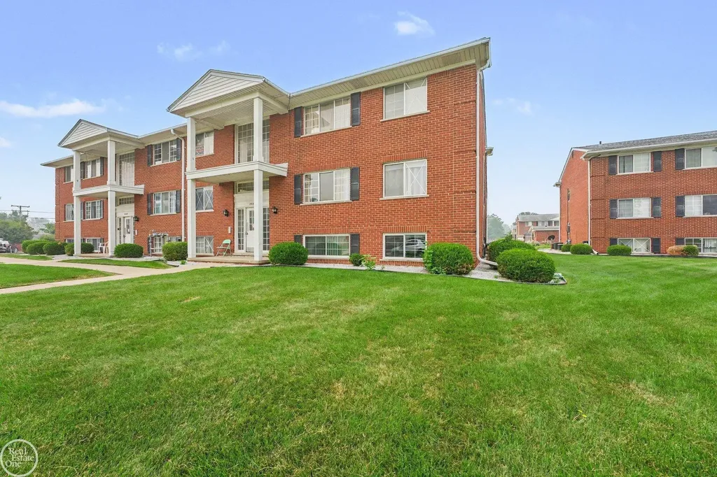 8220 Crestview Drive Sterling Heights City MI 48312