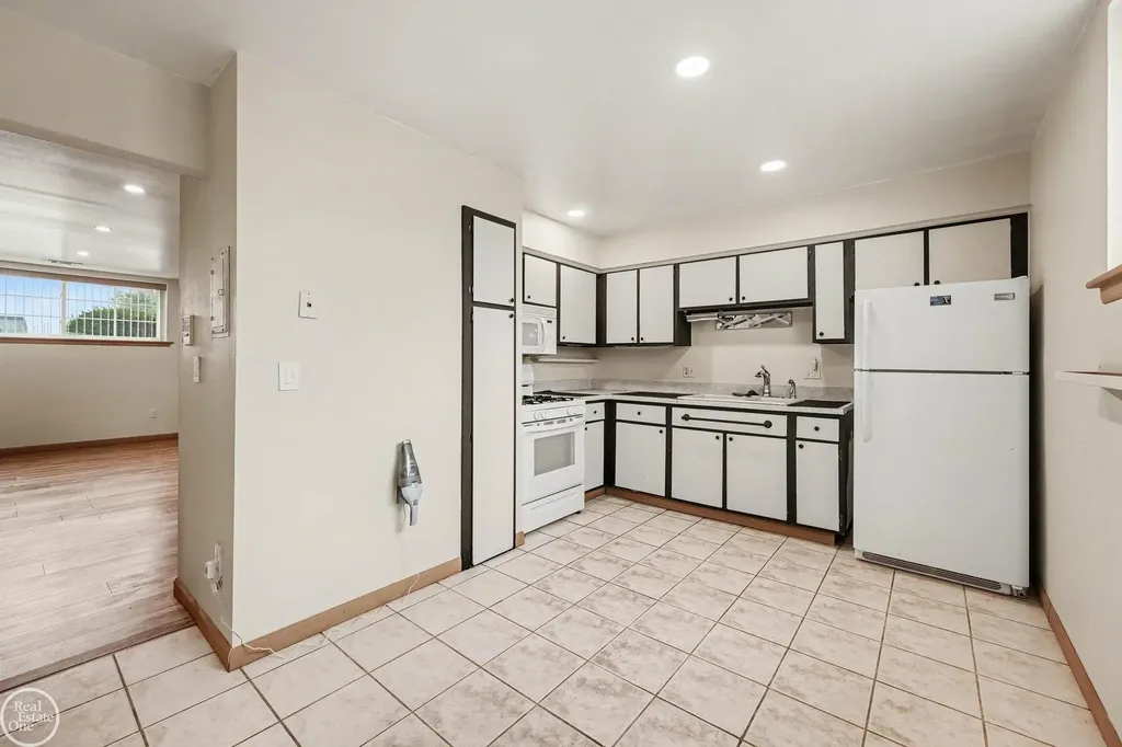 8220 Crestview Drive Sterling Heights City MI 48312