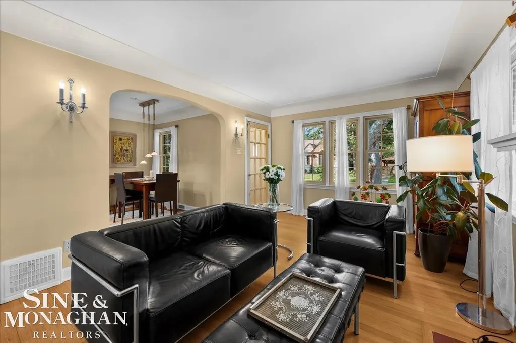 424 Touraine Road Grosse Pointe Farms City MI 48236