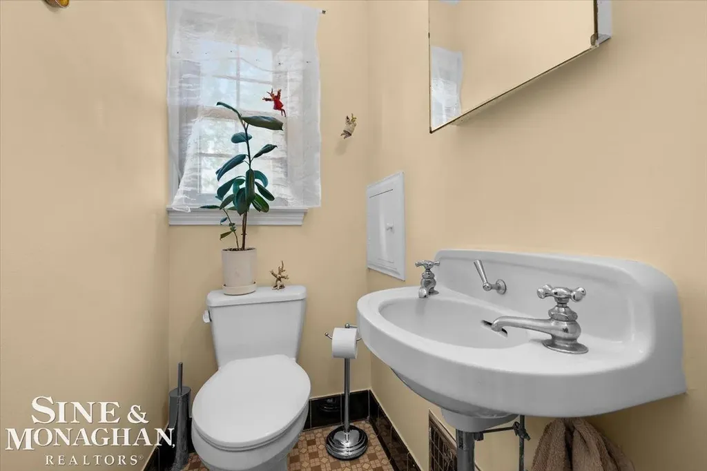 424 Touraine Road Grosse Pointe Farms City MI 48236