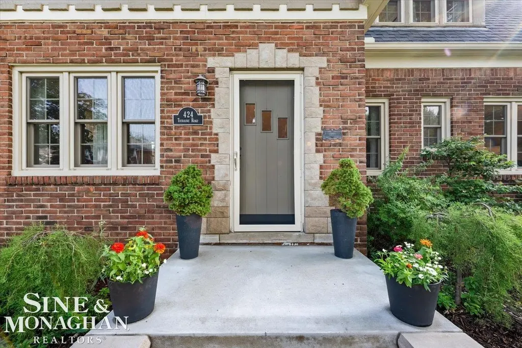 424 Touraine Road Grosse Pointe Farms City MI 48236