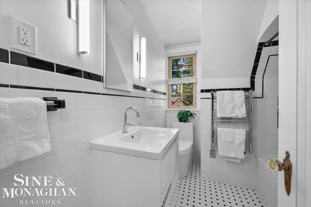 424 Touraine Road Grosse Pointe Farms City MI 48236