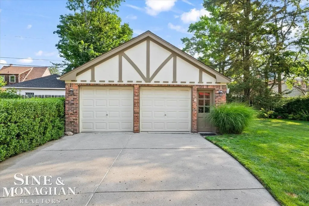 424 Touraine Road Grosse Pointe Farms City MI 48236