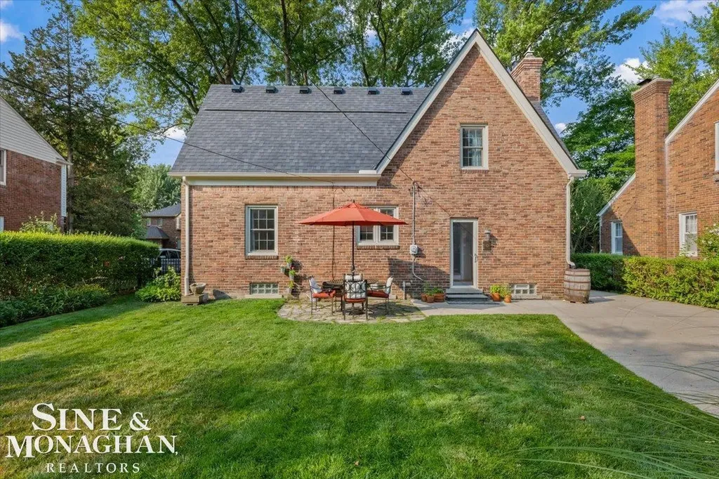 424 Touraine Road Grosse Pointe Farms City MI 48236