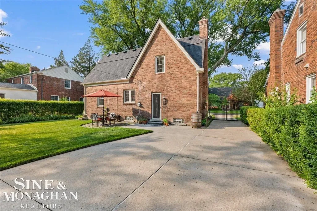 424 Touraine Road Grosse Pointe Farms City MI 48236