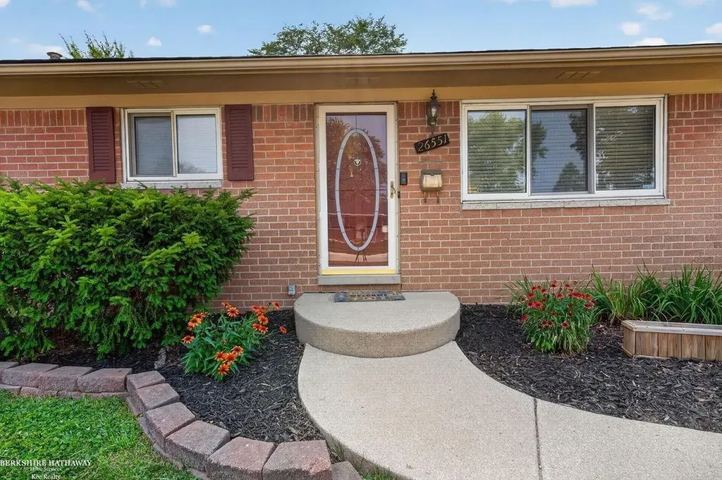 26551 Collingwood Street Roseville City MI 48066