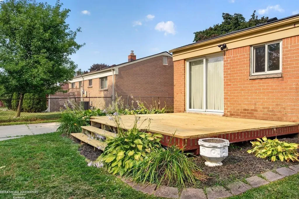 26551 Collingwood Street Roseville City MI 48066