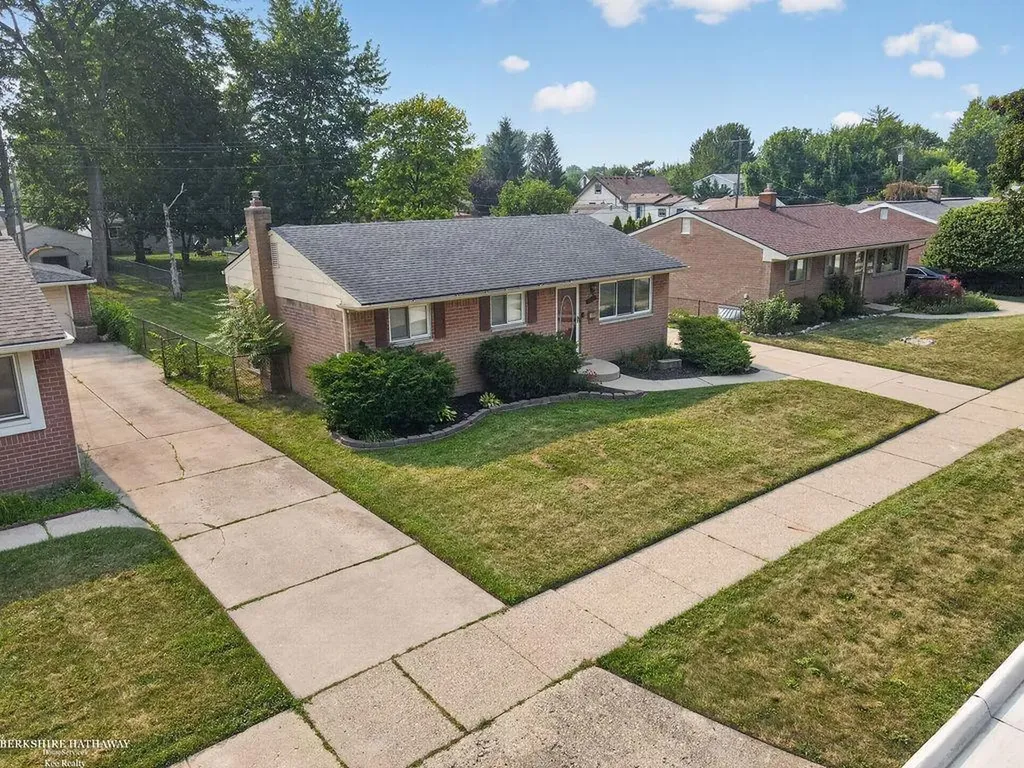 26551 Collingwood Street Roseville City MI 48066