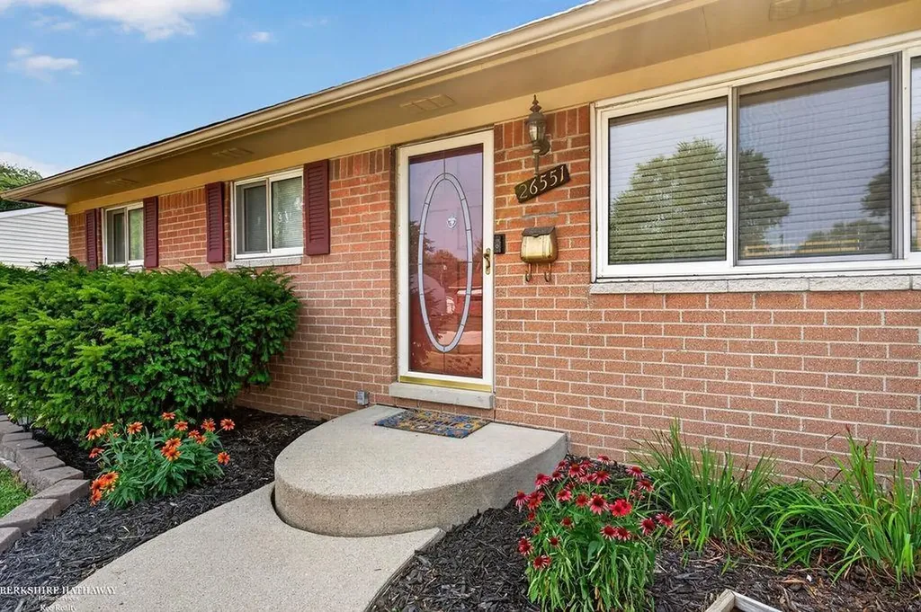 26551 Collingwood Street Roseville City MI 48066