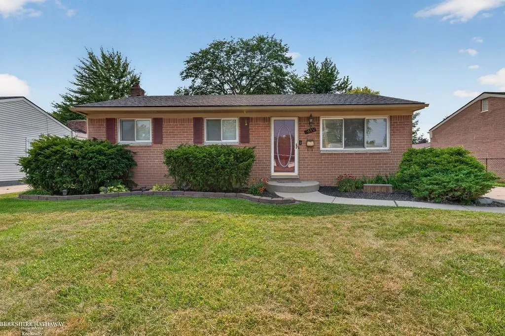 26551 Collingwood Street Roseville City MI 48066