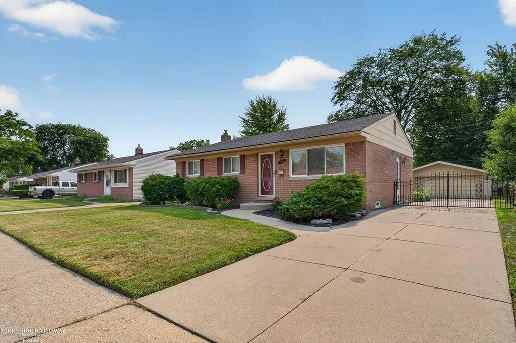 26551 Collingwood Street Roseville City MI 48066
