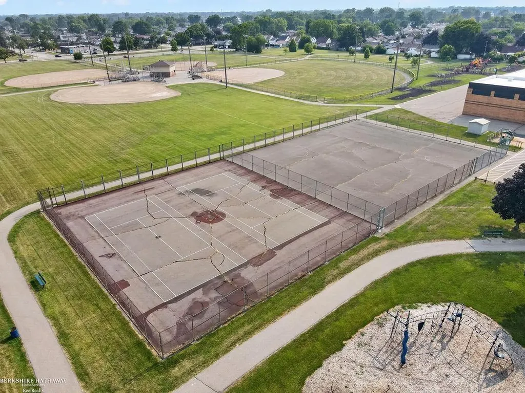 26551 Collingwood Street Roseville City MI 48066