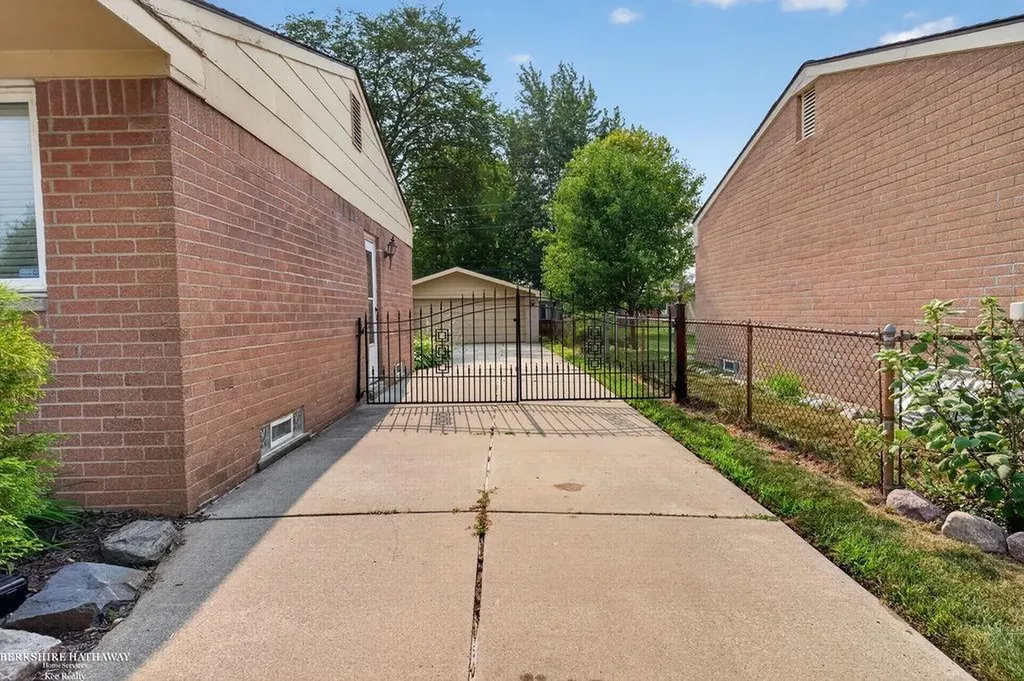 26551 Collingwood Street Roseville City MI 48066
