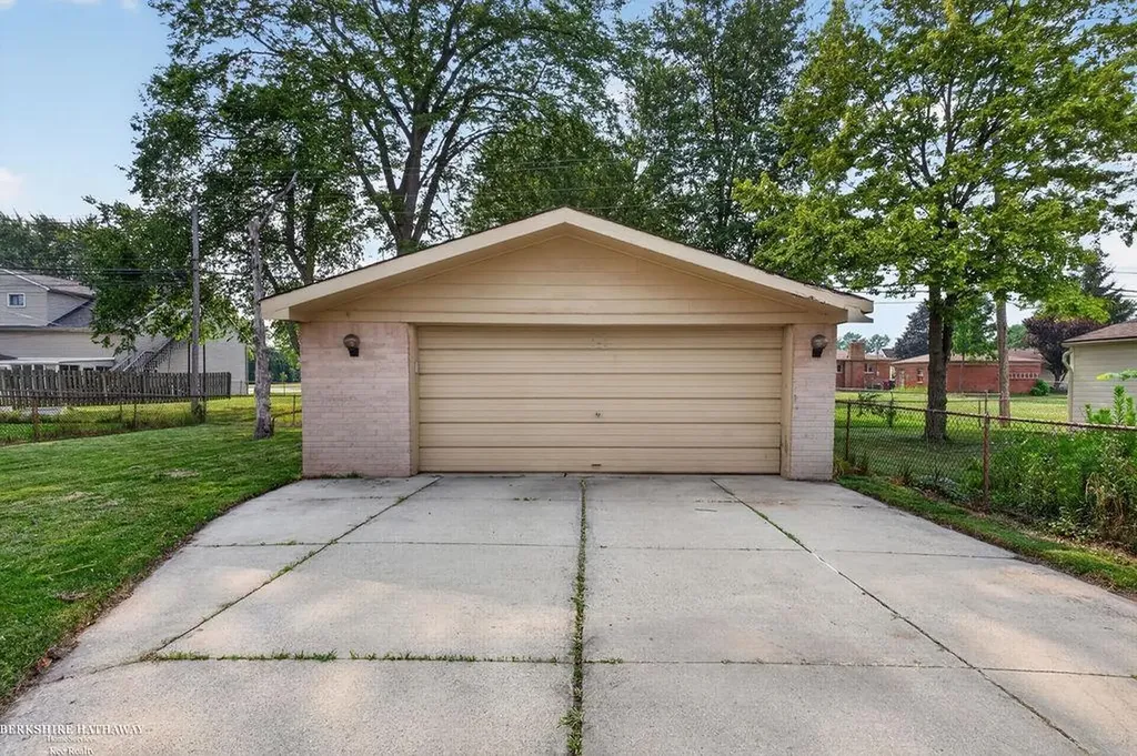 26551 Collingwood Street Roseville City MI 48066