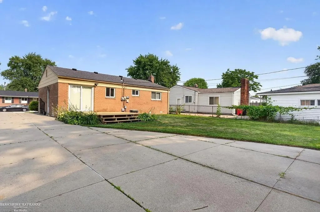 26551 Collingwood Street Roseville City MI 48066