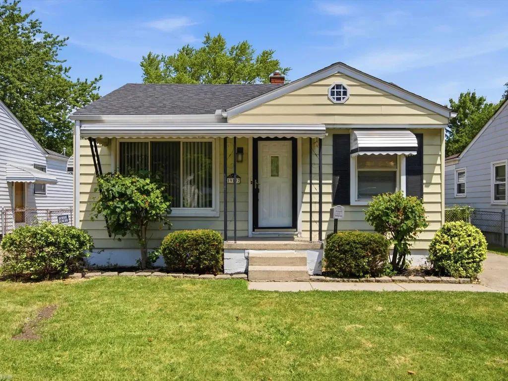 19197 Woodland Street Harper Woods City MI 48225