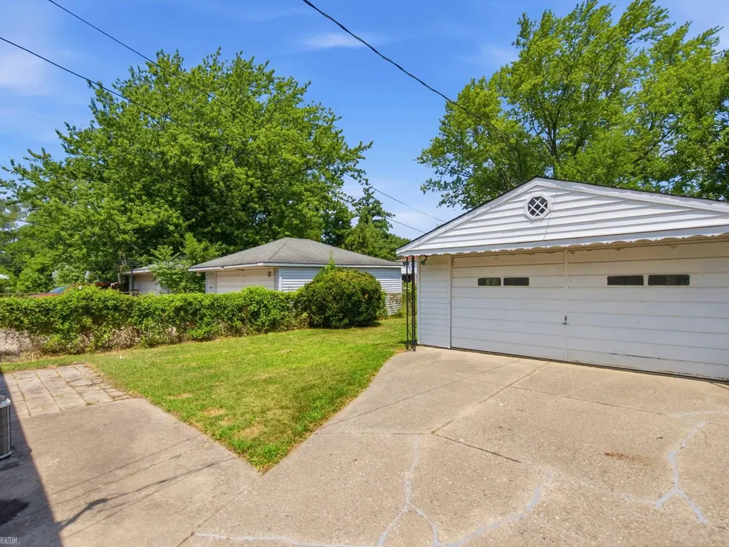 19197 Woodland Street Harper Woods City MI 48225