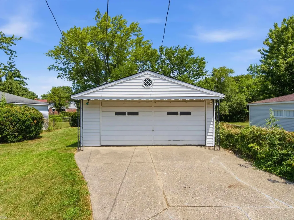 19197 Woodland Street Harper Woods City MI 48225
