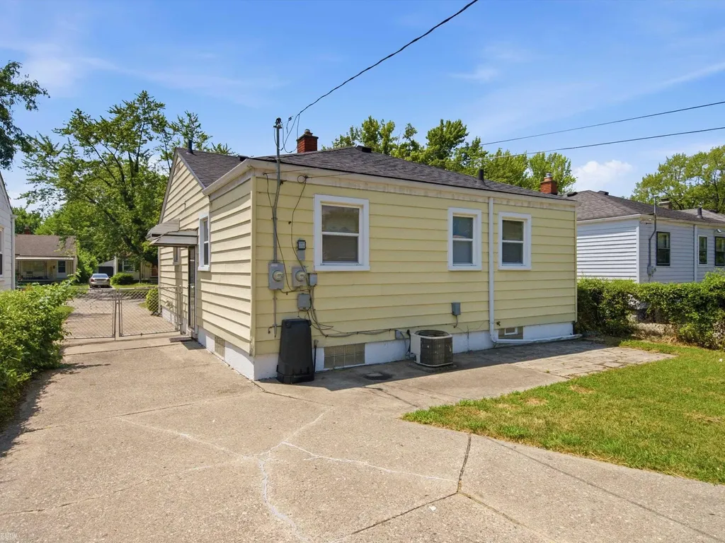 19197 Woodland Street Harper Woods City MI 48225