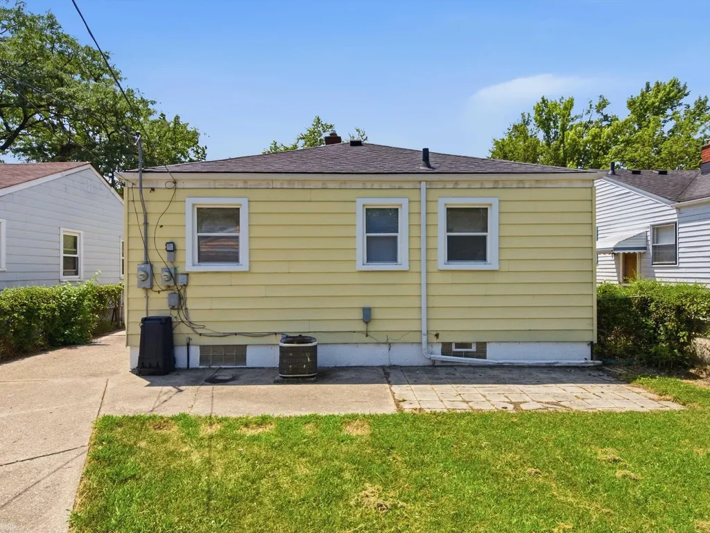 19197 Woodland Street Harper Woods City MI 48225