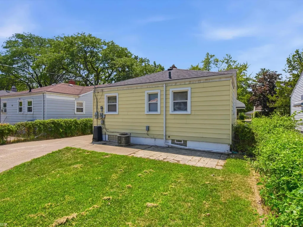 19197 Woodland Street Harper Woods City MI 48225