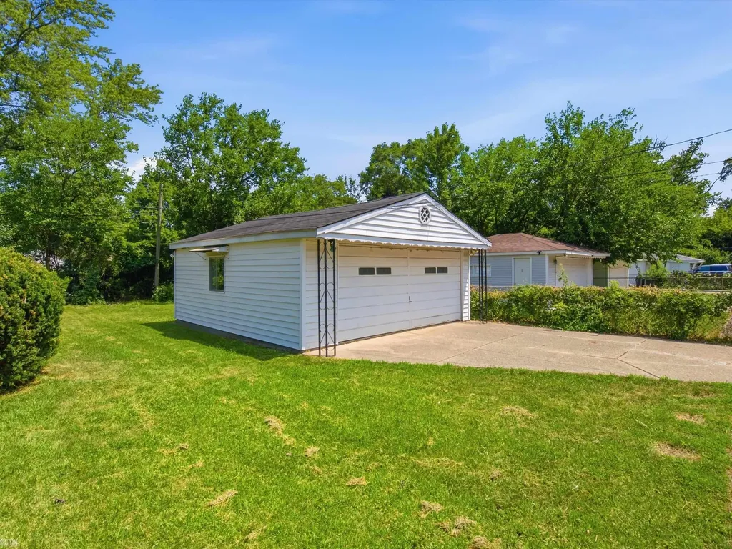 19197 Woodland Street Harper Woods City MI 48225