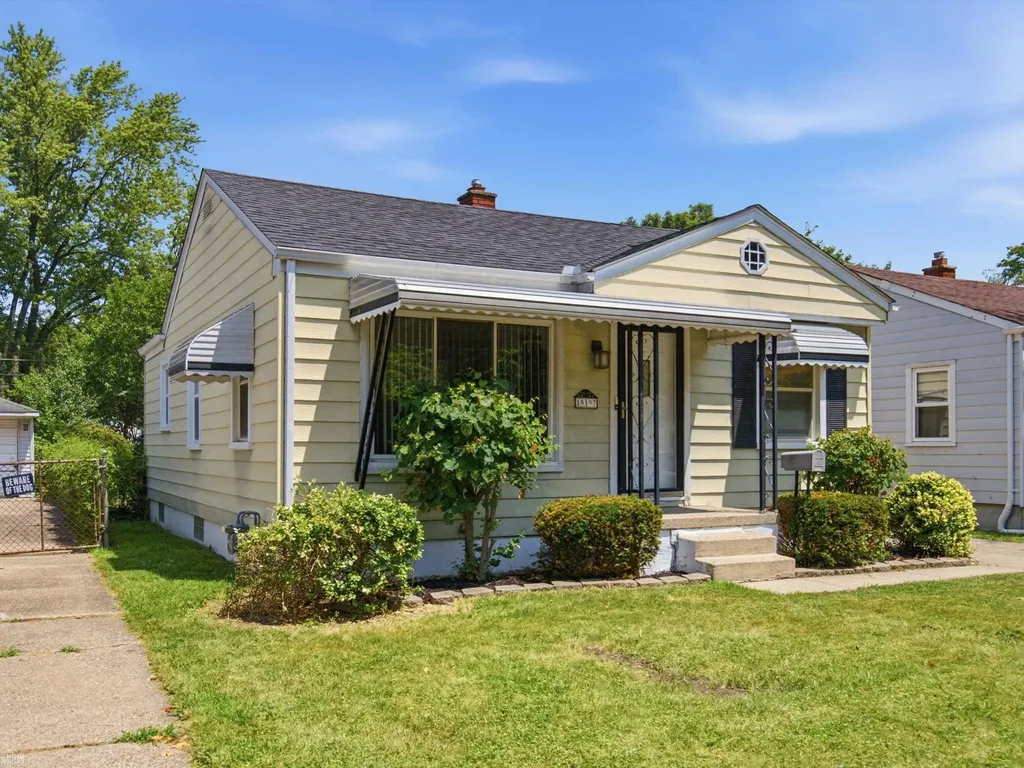 19197 Woodland Street Harper Woods City MI 48225