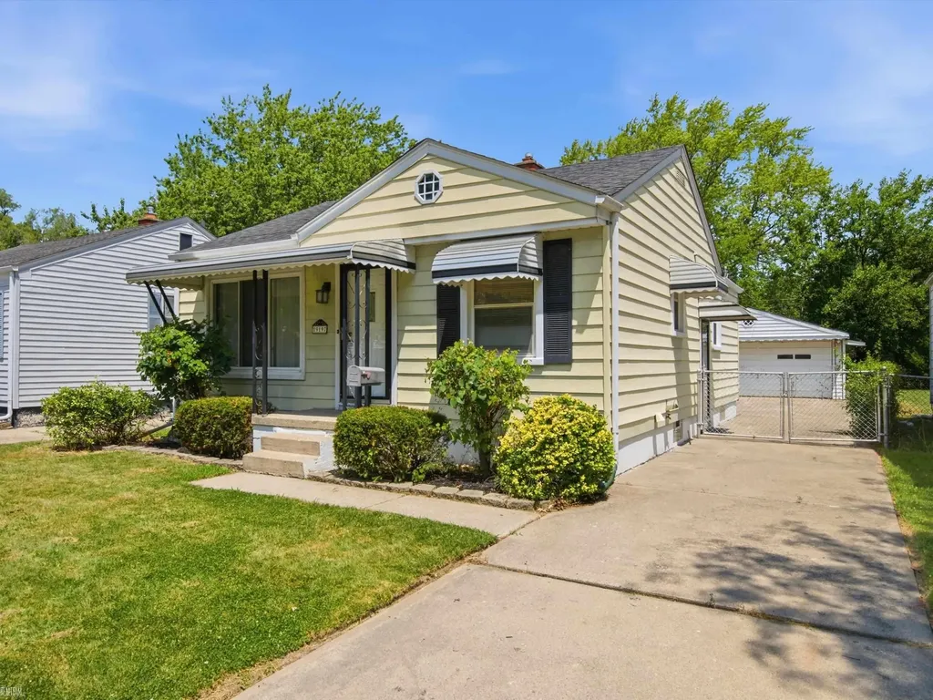 19197 Woodland Street Harper Woods City MI 48225