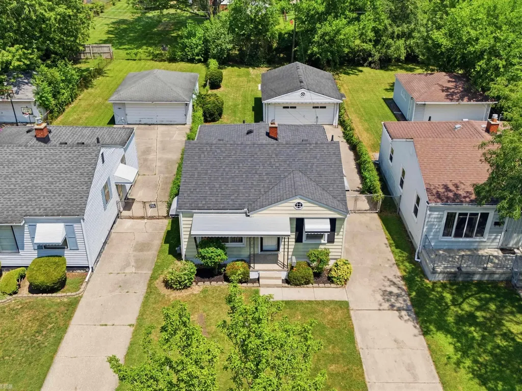 19197 Woodland Street Harper Woods City MI 48225