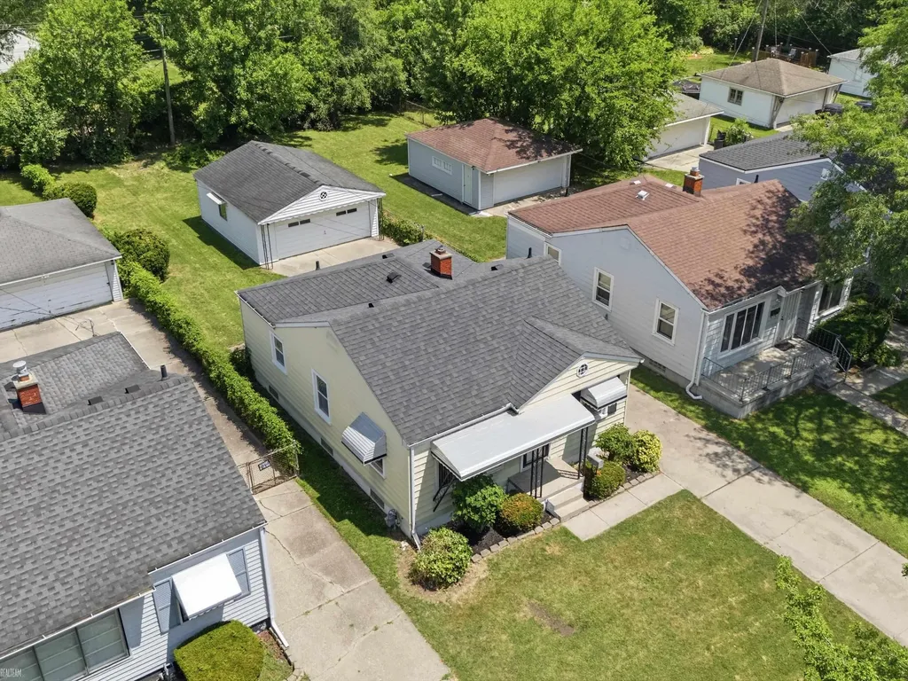 19197 Woodland Street Harper Woods City MI 48225