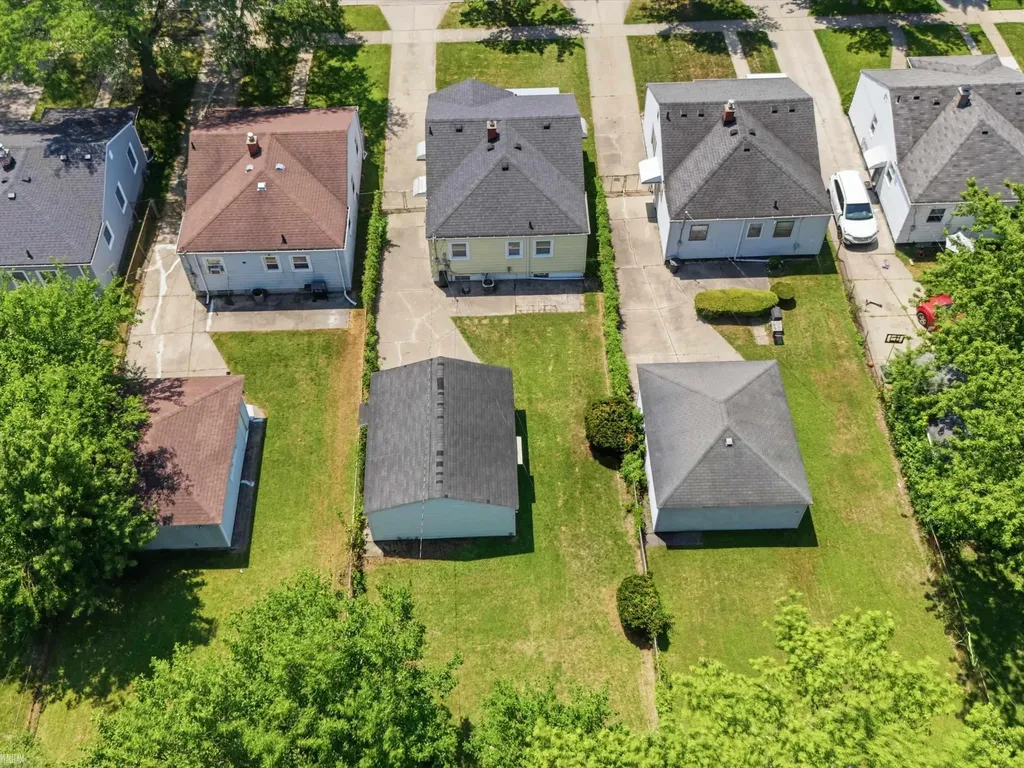 19197 Woodland Street Harper Woods City MI 48225
