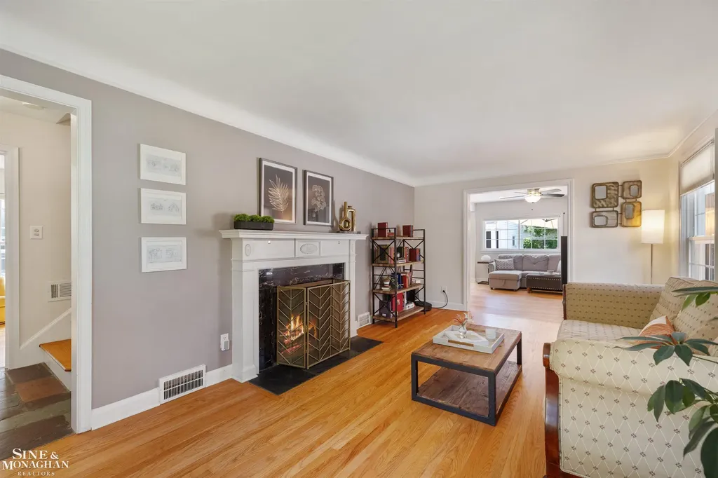 407 Lothrop Road Grosse Pointe Farms City MI 48236