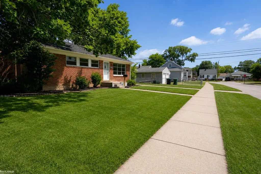 17225 Bell Avenue Eastpointe City MI 48021
