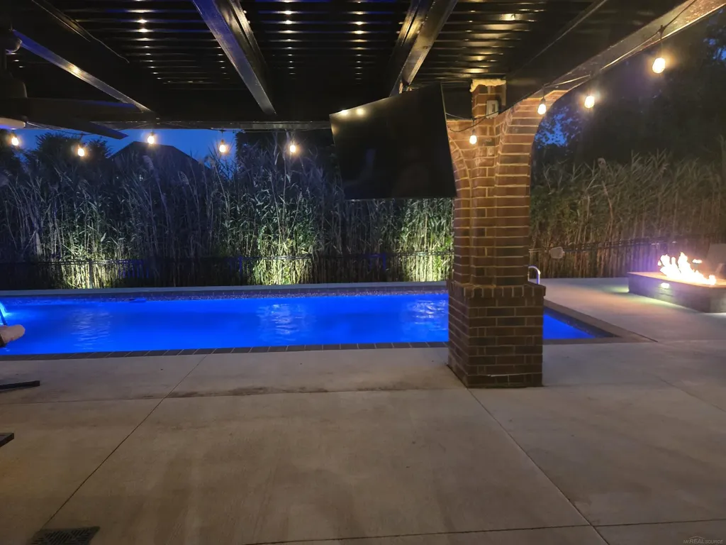 5960 Shadydale Drive Shelby Charter Township MI 48316