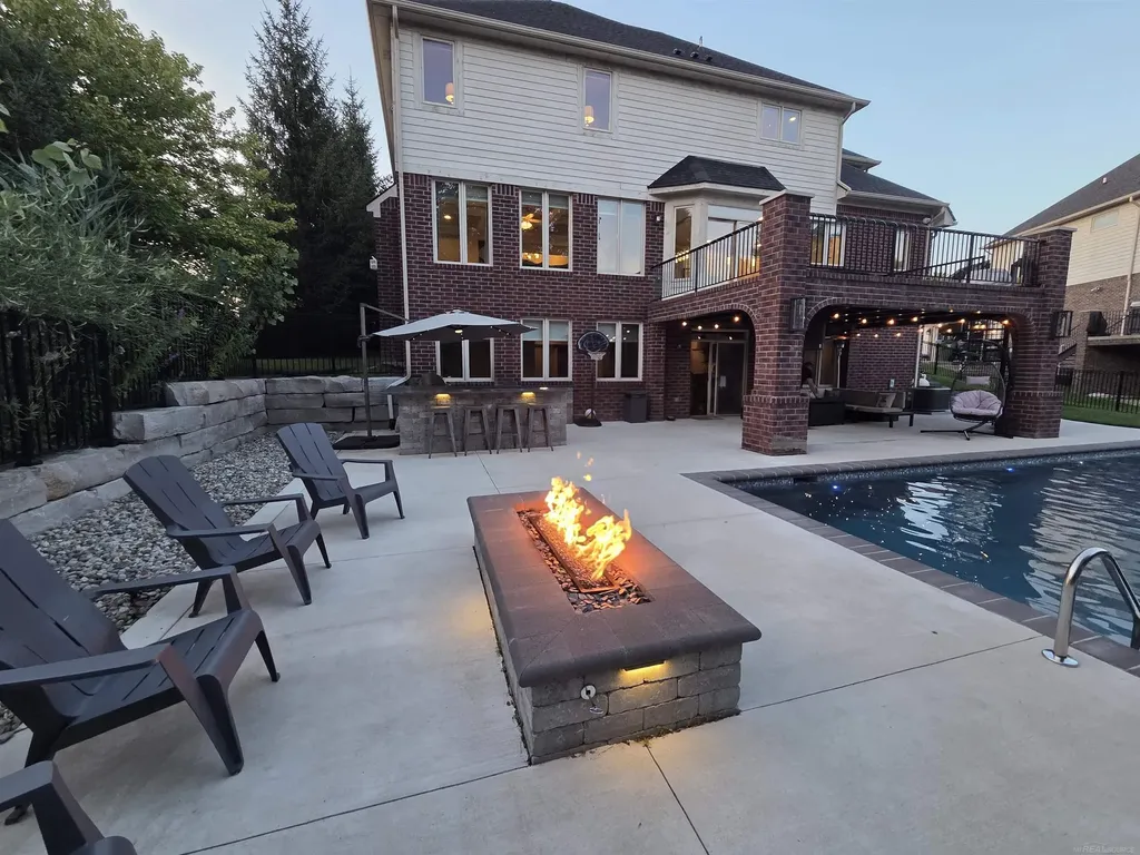 5960 Shadydale Drive Shelby Charter Township MI 48316