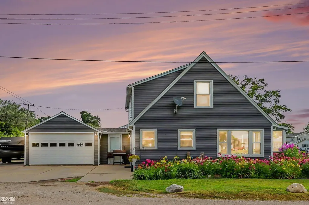 5281 Pointe Dr Drive East China Township MI 48054