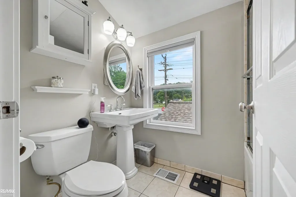 5281 Pointe Dr Drive East China Township MI 48054