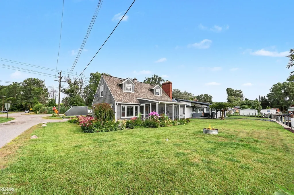 5281 Pointe Dr Drive East China Township MI 48054