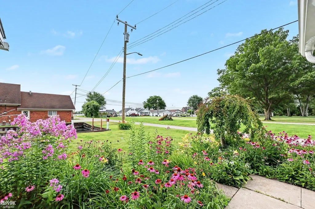 5281 Pointe Dr Drive East China Township MI 48054