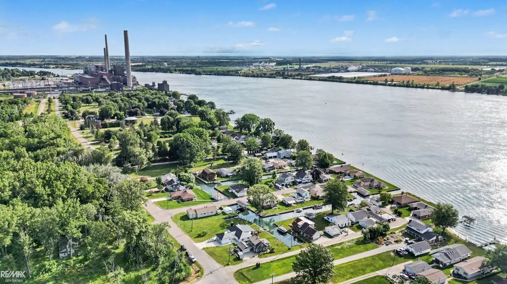 5281 Pointe Dr Drive East China Township MI 48054
