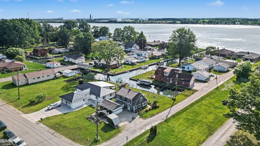 5281 Pointe Dr Drive East China Township MI 48054