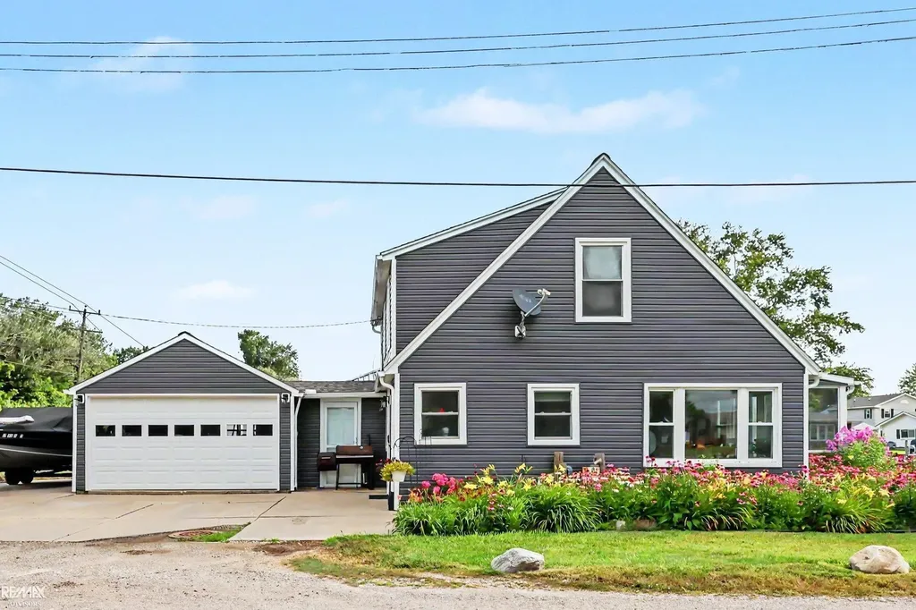 5281 Pointe Dr Drive East China Township MI 48054
