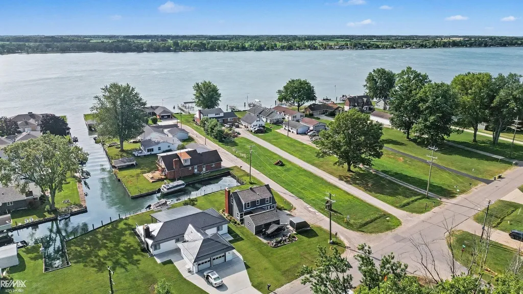 5281 Pointe Dr Drive East China Township MI 48054
