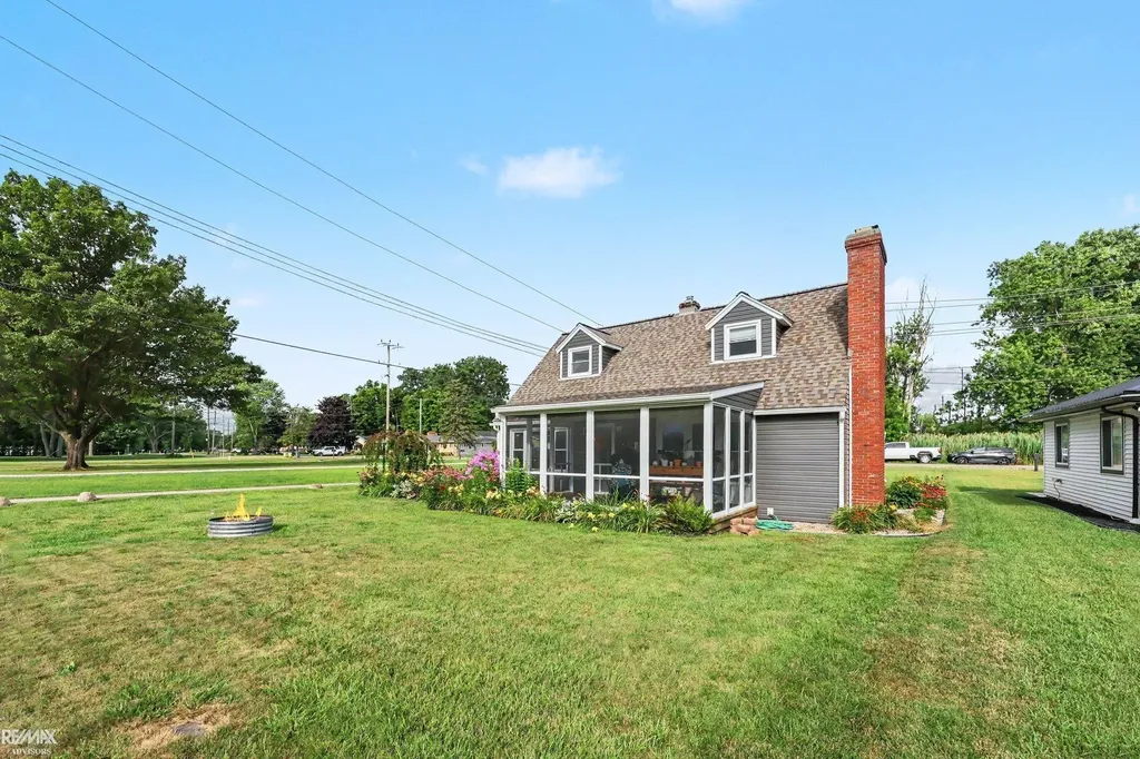 5281 Pointe Dr Drive East China Township MI 48054