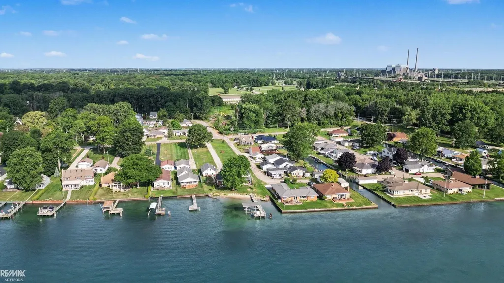 5281 Pointe Dr Drive East China Township MI 48054