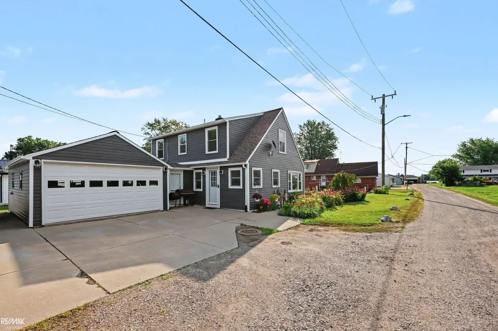 5281 Pointe Dr Drive East China Township MI 48054