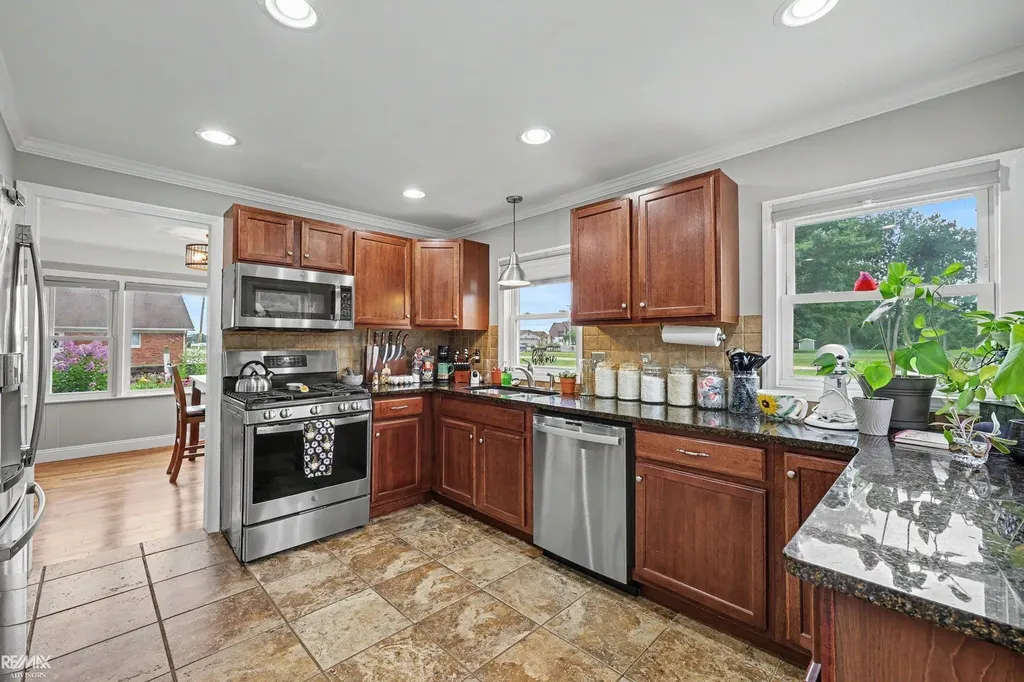 5281 Pointe Dr Drive East China Township MI 48054